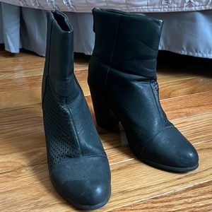 Black heeled boots in 7